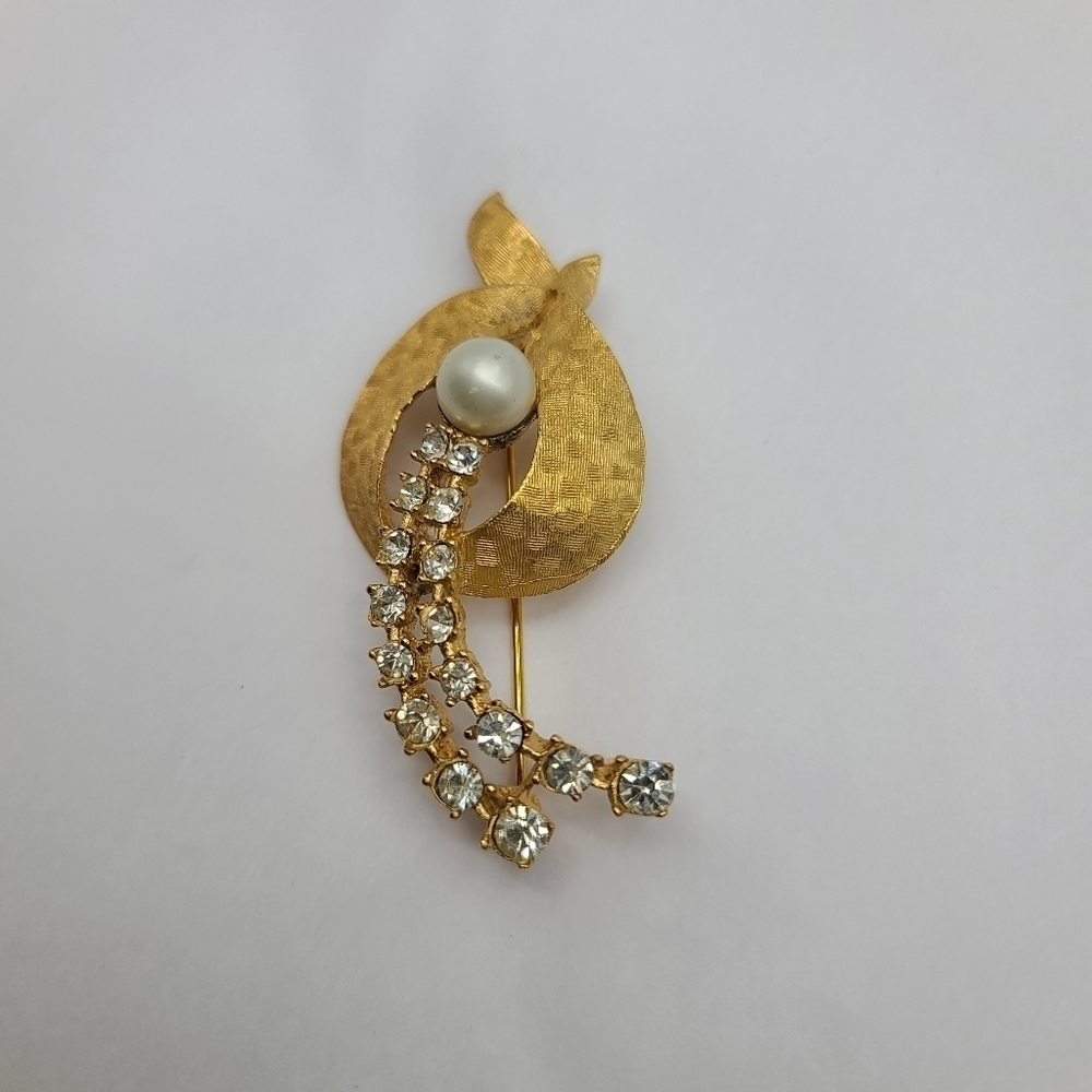 Vintage Gold Tone pearl and rhinestone pin